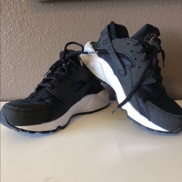 Shoes - Women's Black Nike Huraches